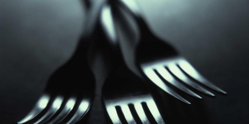 传统日本工艺中的面具艺术：能面、神乐面与地域信仰的象征体系