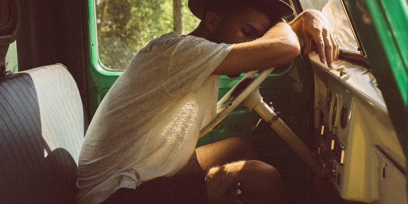 日本现代建筑中的传统元素：隈研吾与安藤忠雄的自然材料哲学