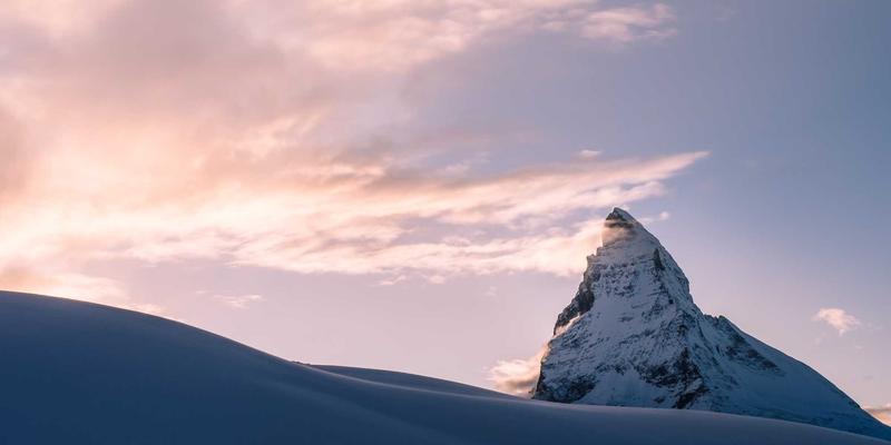 枯山水庭园：石组与砂纹的象征性语言